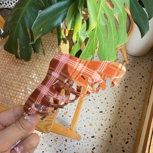 Pink and brown checkered hair claw clip with vintage plaid pattern and glossy finish