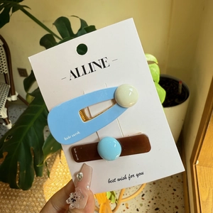 Elegantes Haarspangen-Set mit blauem und braunem Design und Kugeln auf weißer Displaykarte
