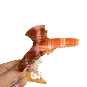 Pink and brown checkered cloud-shaped hair claw clip made of glossy acetate resin