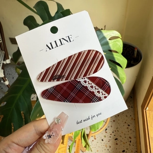 Ensemble de barrettes à motif dentelle, carreaux et rayures sur carte de support