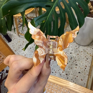 Elegant amber marble texture butterfly hair claw clip made of acetate for women