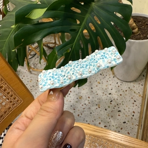 Y2K pearl hair clip with blue white mosaic pattern and wave edge for women