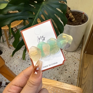 Barrette en acétate en forme de coquillage aux couleurs macaron et fini nacré