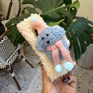 Funda de felpa para móvil con diseño de cordero crema y una oveja azul 3D con ropa de invierno