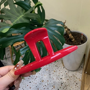 Grande pince à cheveux rouge brillant avec un design géométrique creux minimaliste