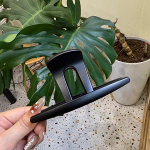 Détail d'une grande pince à cheveux noire mate pour cheveux épais et maintien sécurisé
