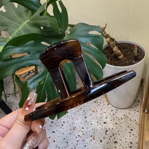 Grande pince à cheveux avec motif écaille de tortue en résine et ressort solide