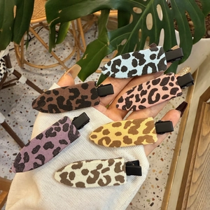 Barrettes à Cheveux Imprimé Léopard Rétro Enveloppées de Tissu Pince Bec de Canard Métallique Style Ins Douce Pince à Frange pour Femmes Filles Accessoires Cheveux Quotidien