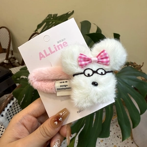 Weißer Plüsch-Haarclip Hund mit rosa Schleife und Brillenstickerei auf Karte