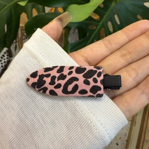 Pince à cheveux motif léopard rose en tissu avec clip bec de canard à la main