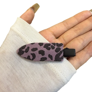 Pince à cheveux léopard en peluche avec revêtement en tissu violet pour femmes