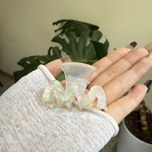 Pince à cheveux artisanale en acétate nacré avec bords ondulés et design lettre M