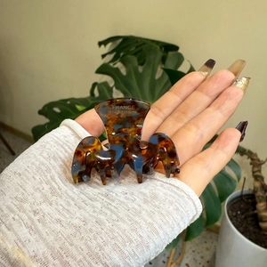 Pince à cheveux faite main en acétate avec motif marbré brun et lettrage doré