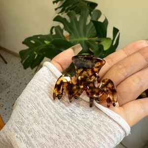 Détail de la pince à cheveux en acétate écaille avec logo France Handmade doré