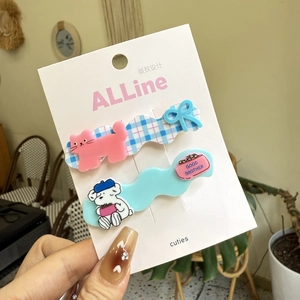 Set di fermagli per capelli con gatto rosa e cane blu su espositore di cartone bianco