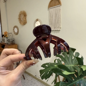 Pince à cheveux en acétate ambre foncé avec logo France Handmade doré pour cheveux épais