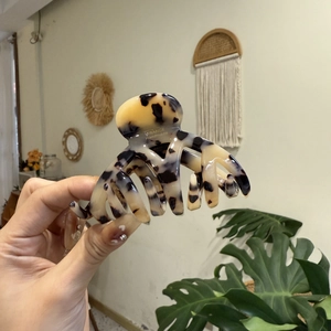 Pince à cheveux en acétate à motif écaille de tortue avec lettrage doré fait main
