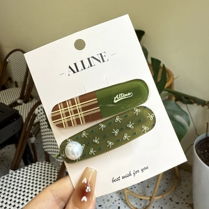 Set de barrettes olive avec perle, motif à carreaux et imprimé nœud sur carte