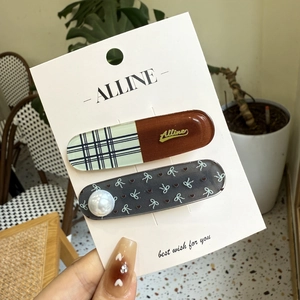 Détail de barrettes à perles avec motif à carreaux verts et ruban de nœud mignon