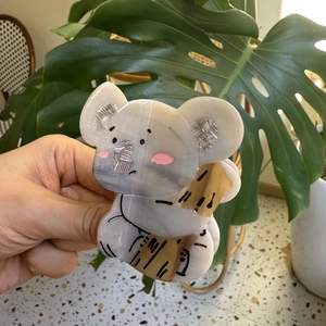 Pince à cheveux koala en acétate avec texture marbrée grise et détail de bambou pour femme