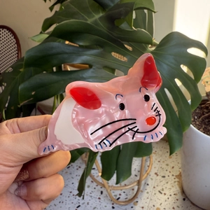 Gros plan sur la pince à cheveux hamster rose en acétate de cellulose de haute qualité