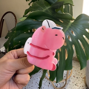 Vue détaillée d'une pince à cheveux hippopotame rose en résine d'acétate brillante