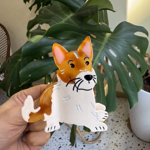 Détail d'une pince à cheveux Corgi en acétate faite main avec finition polie lisse