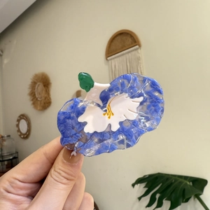 Pince à cheveux élégante en acétate avec motif fleur de gloire du matin bleue et blanche