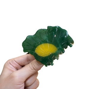 Pince à cheveux élégante en forme de feuille de lotus, acétate vert et centre jaune