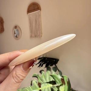 Pince à cheveux élégante en acétate beige avec un design de barre pointue