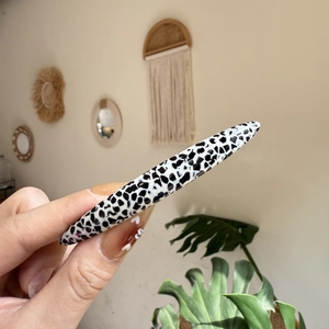 Détail d'une barrette en acétate élégante avec motif dalmatien noir et blanc