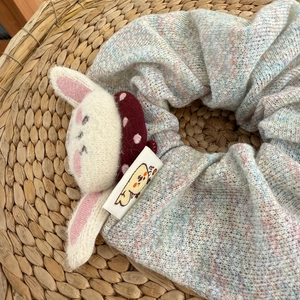 Grazioso elastico per capelli con coniglio in peluche lavorato a maglia colorata