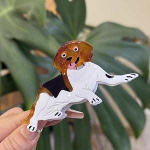 Détail de la pince à cheveux beagle en acétate de cellulose au fini brillant