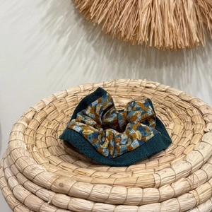 Elastico per capelli floreale con motivi blu e gialli su stuoia, stile bohémien elegante