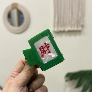 Haarklammer aus Acetat mit Mahjong-Glücksdesign und glänzend grüner Perlmutt-Optik