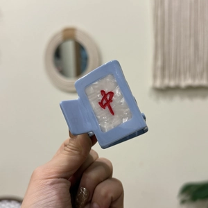 Hellblaue Haarklammer aus Acetat mit rotem Mahjong-Muster im Retro-Stil