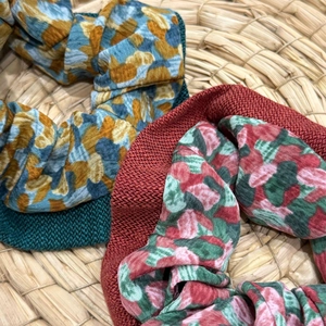 Elastici per capelli floreali fatti a mano con patchwork in maglia su base intrecciata