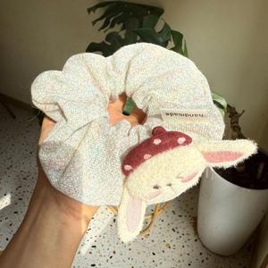 Elastico per capelli in maglia fatto a mano con coniglio di peluche e cappello rosso