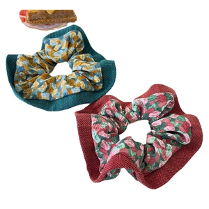 Elastici per capelli a fiori blu navy e rosso scuro con eleganti bordi intrecciati