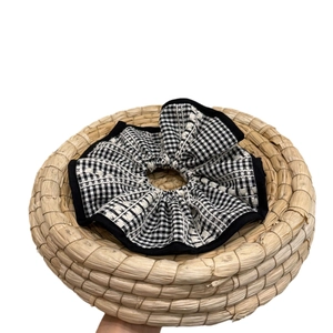 Chouchou vintage français à carreaux noirs et blancs avec bords à volants doux