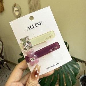 Pinzas para el pelo de oso verdes y moradas con pedrería en tarjeta de ALLINE
