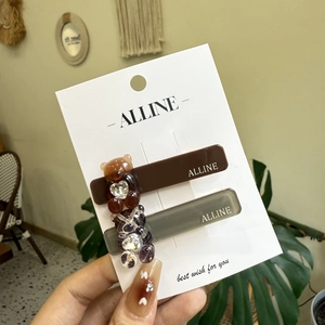 Juego de dos pinzas para el cabello de osito con cristales de corazón brillantes en tarjeta