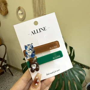 Pinzas para el pelo de oso en resina marrón y verde con diamantes de corazón y tarjeta