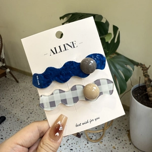 Set di due fermagli per capelli ondulati con motivi marmorizzati e perline decorative