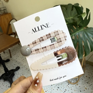 Détails de barrettes à cheveux à carreaux marron avec perles grises sur carte