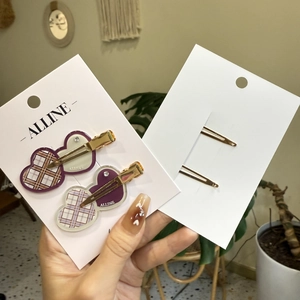 Détail de la pince à cheveux cœur violet avec clip en métal doré et accents de strass