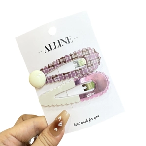 Élégant lot de barrettes à carreaux violets avec perles crème sur carte blanche