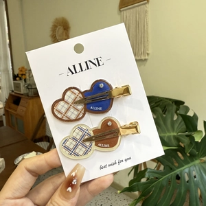 Lot de deux barrettes en forme de cœur à motif damier et strass sur alliage doré