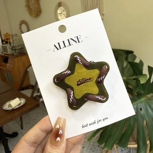 Pince à cheveux étoile avec cordon tressé et design color-block vert et jaune