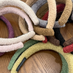 Détail de bandeaux en laine d'agneau pelucheuse en couleurs assorties avec étiquette faite main